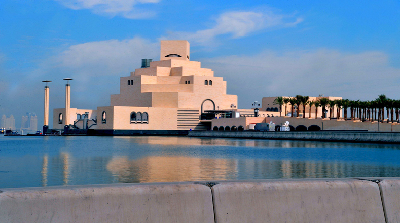 El Museo de Arte Islámico es una construcción situada en una isla artificial de la Bahía de Doha, en Catar. Alberga la mayor colección del mundo de arte islámico, entre las que aparecen joyas, cerámicas y manuscritos.