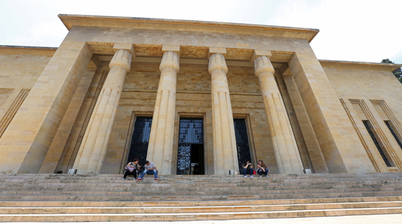 El Museo Nacional de Beirut abrió sus puertas en 1942 y alberga objetos como sarcófagos, mosaicos, colecciones de joyería y cerámica extraídas de excavaciones realizadas por todo el país. Con el inicio de la guerra civil en 1975, el museo fue obligado a cerrar por 24 años, hasta 1999.