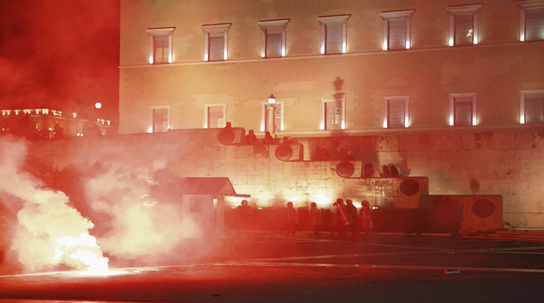 La Policía intentó controlar con humo de bengala la manifestación que se desarrolló en las escaleras de acceso al Parlamento desde la Plaza Syntagma