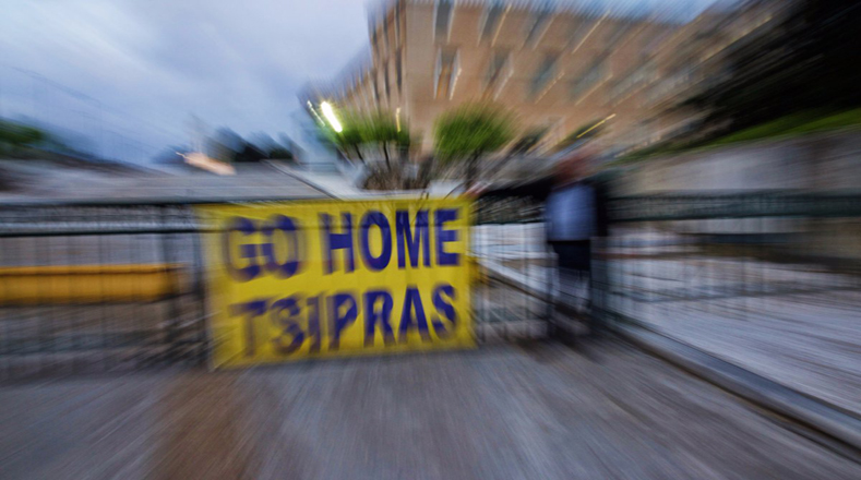 Manifestantes protestaron contra Alexis Tsipras frente al Parlamento griego con vallas y pancartas que dicen "No a los viejos y nuevos memorandos" o "Levantaos contra nuevos robos y engaños"