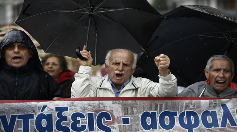 Los jubilados griegos gritaron consignas bajo las fuertes lluvias durante la manifestación en contra de los recortes a las pensiones.