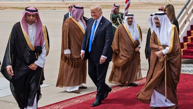 Trump durante su llegada a Arabia Saudita este sábado.