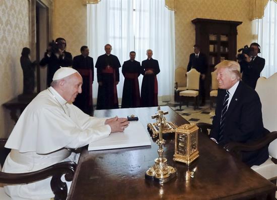 El presidente de los Estados Unidos, Donald Trump (d), se reúne con el papa Francisco .