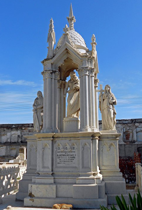 La monumentalidad de los conjuntos escultóricos funerarios en mármol de Carrara impresiona a los visitantes.