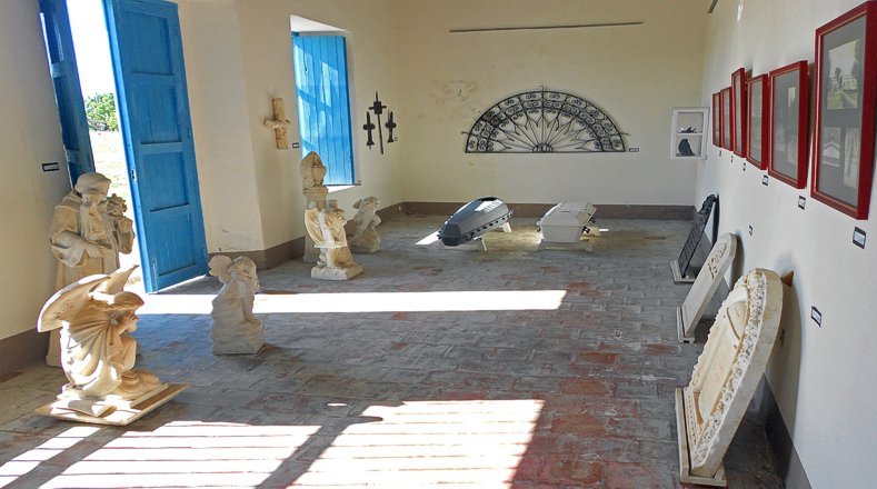 El camposanto cienfueguero posee un museo donde se exhiben importantes piezas, como lápidas, estatuas, rejas y ataúdes, entre otros objetos de la época colonial.