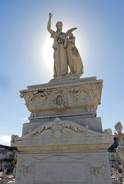 La riqueza escultórica del Cementerio de Reina se compara con la de algunas necrópolis italianas