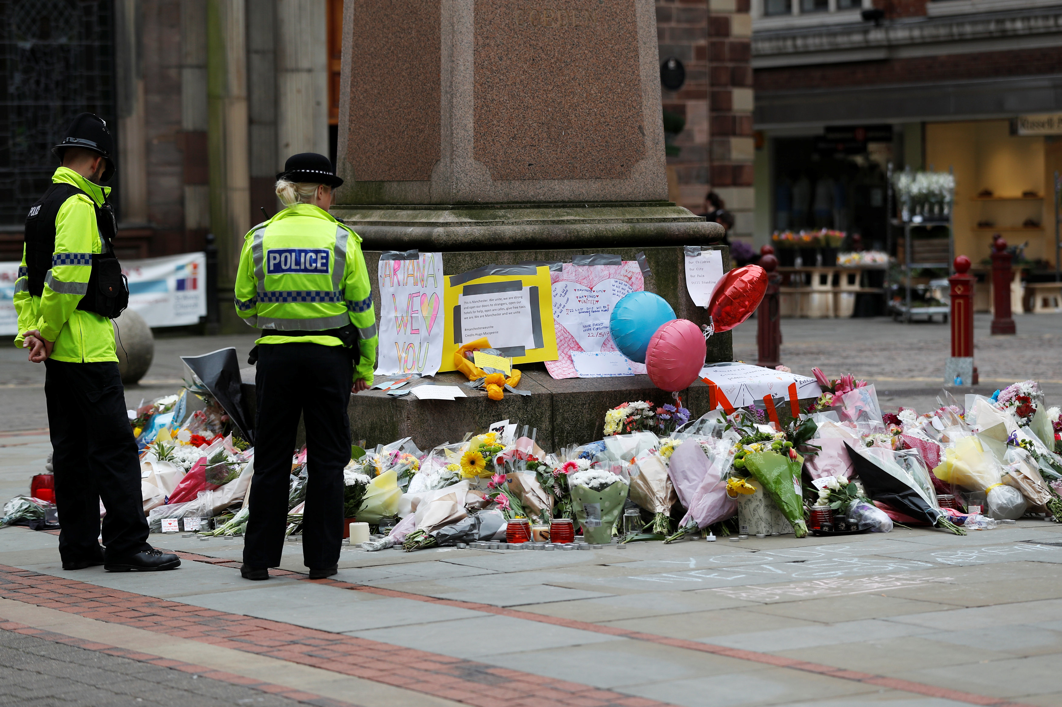 Policía británica cerca de uno de los sitios donde se rinde homenaje a las víctimas del atentado en el Manchester Arena.