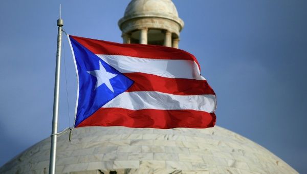 Puerto Rico es territorio estadounidense desde 1898 y como Estado Libre Asociado a ese país tiene una Constitución propia, aunque EE.UU. se reserva apartados de defensa, moneda, inmigración y aduanas, entre otros.
