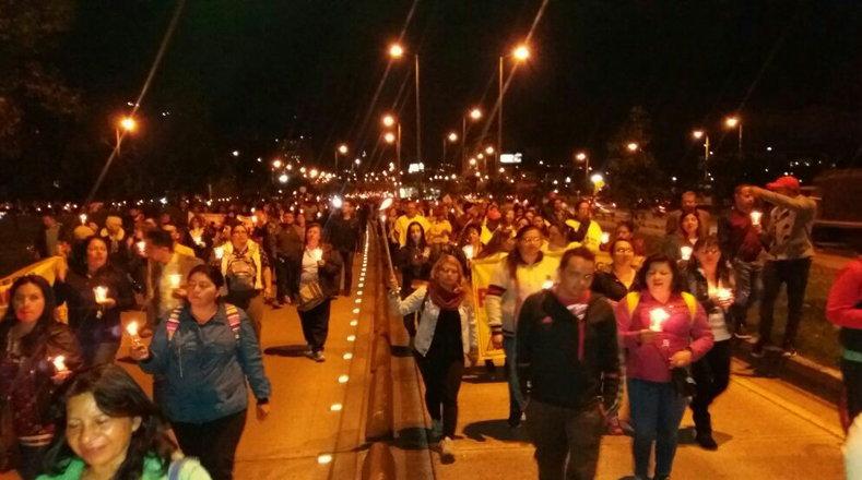 Sindicatos de Maestros en Bogotá realizaron una Marcha de Antorchas hasta la Secretaría de Educación, en el marco de las protestas que se han realizado en el país. 