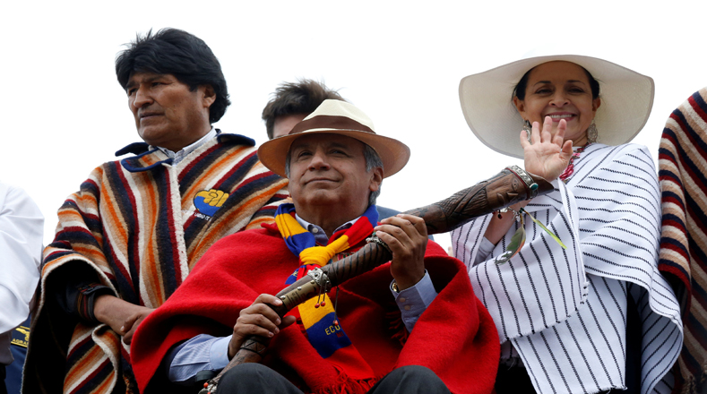 Líderes espirituales indígenas de Ecuador entregaron este jueves un simbólico bastón de mando al nuevo presidente Lenín Moreno, en una ceremonia sagrada en el parque arqueológico de Cochasquí, al norte de Quito, a la que asistió el mandatario boliviano Evo Morales.