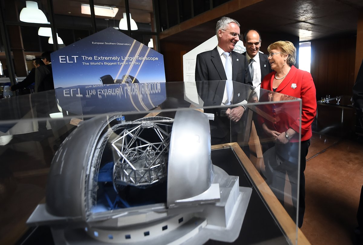 El ELT, situado en la cima del Cerro Armazones, es un telescopio que contará con un espejo primario de 39 metros que permitirá abordar desafíos científicos.