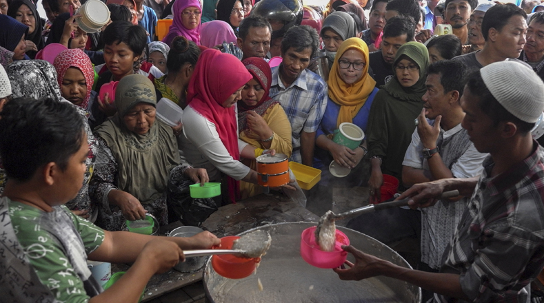 En Indonesia los musulmanes se reúnen para recibir comida gratis, tras terminar el período de ayuno. 