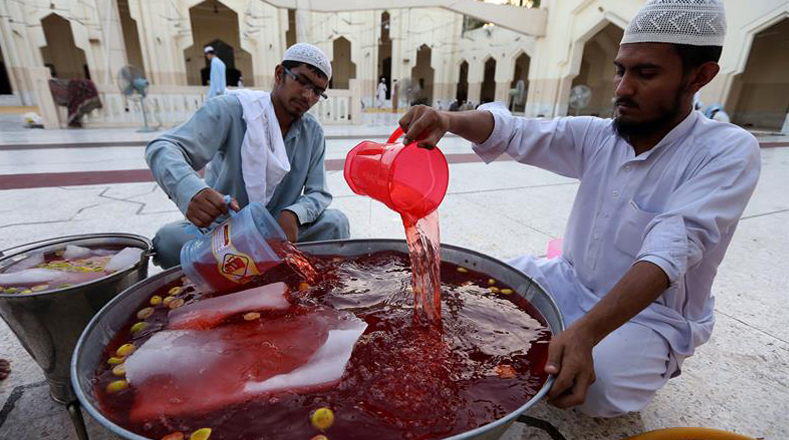 Los musulmanes preparan bebidas y comidas dulces para vender a las personas.