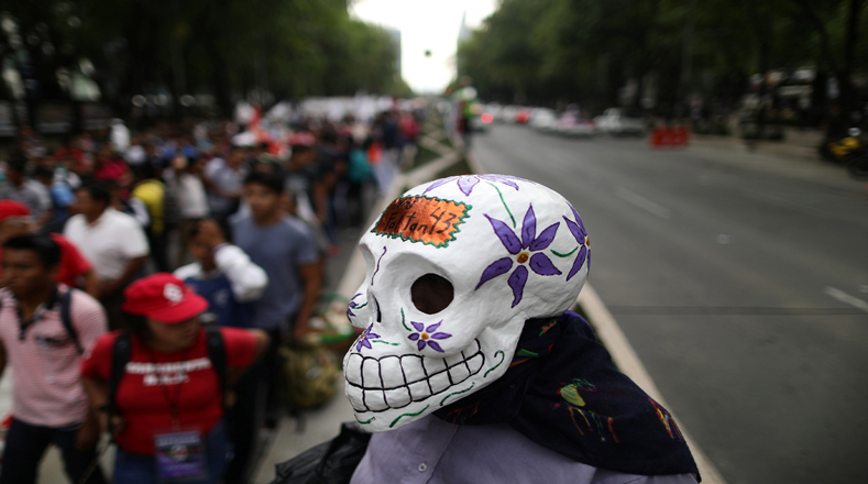 Los padres y madres de los 43 normalistas de Ayotzinapa, realizaron un marcha este 26 desde el antimonumento + 43 hasta las instalaciones de la Procuraduría General de la República (PGR) para conmemorar los 32 meses de la desaparición de sus hijos.