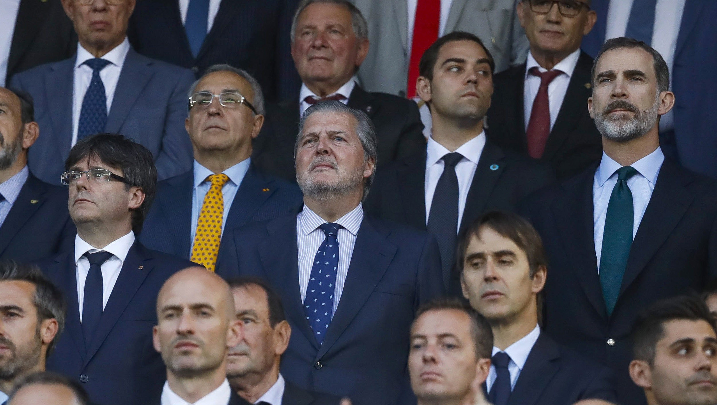 El presidente de la Generalitat Carles Puigdemont (fila central i), en la final de la Copa del Rey junto al rey Felipe VI (fila central d).
