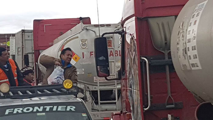 René Martínez se trasladó al puesto fronterizo para verificar la situación de los transportistas de su país afectados por el paro chileno.