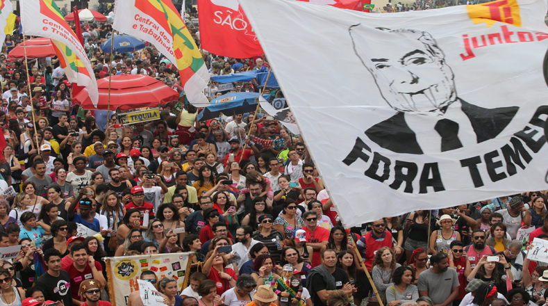 Miles de personas se reunieron este domingo en la avenida Atlántica, frente a la playa de Copacabana, en una protesta convocada por movimientos sociales y sindicatos. Artistas e intelectuales también participaron en la actividad.
