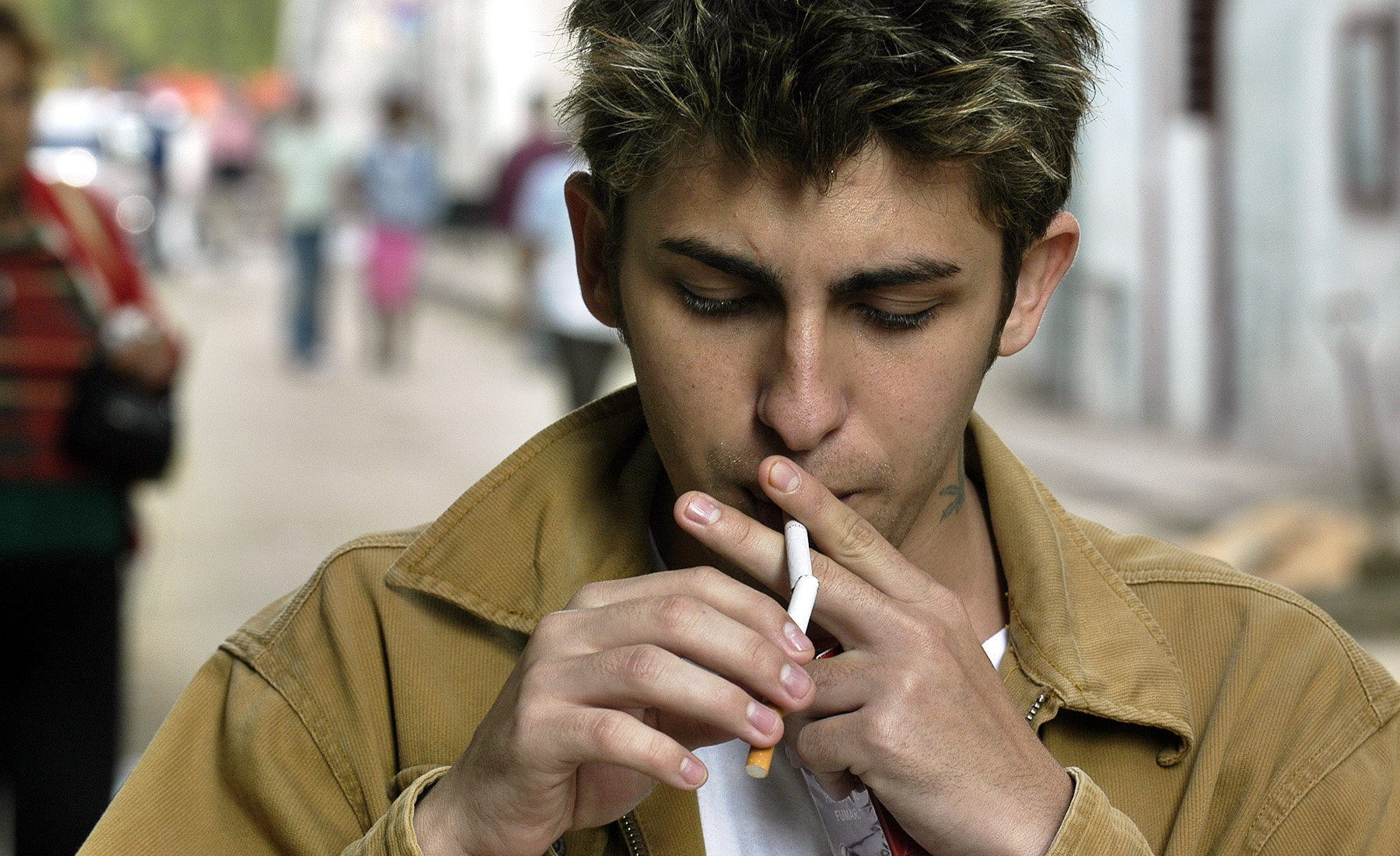 La OMS exhorta a los gobiernos a aumentar el impuesto al tabaco para reducir su consumo.
