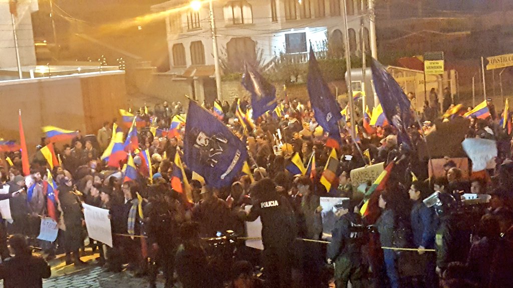 Plantón de solidaridad con el Gobierno de Venezuela frente a la Embajada de ese país en La Paz.