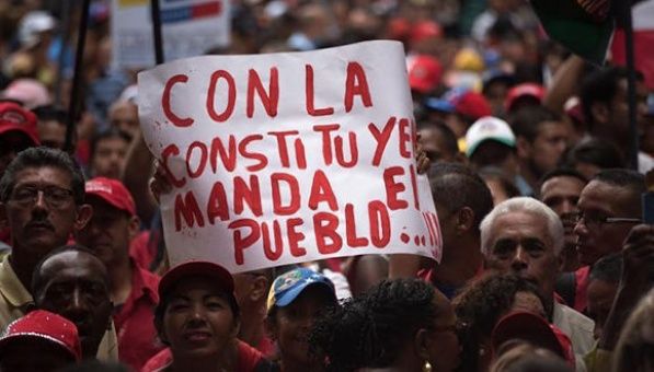 Venezolanos respaldan el proceso de establecimiento de Asamblea Nacional Constituyente.