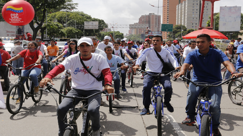 Miembros de la Juventud del Partido Socialista Unido de Venezuela (JPsuv) acompañaron la marcha a bordo de sus bicicletas. Luis Heredia indicó que participaron en la actividad con alegría y amor en defensa de la independencia de Venezuela.