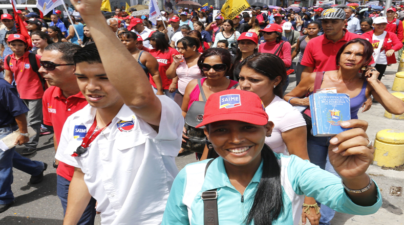 Entre la multitud se encontraban comuneros, trabajadores, representantes de misiones y grandes misiones sociales, colectivos culturales, movimientos políticos y sociales, y ciudadanos en general que hacen vida en la gran Caracas.