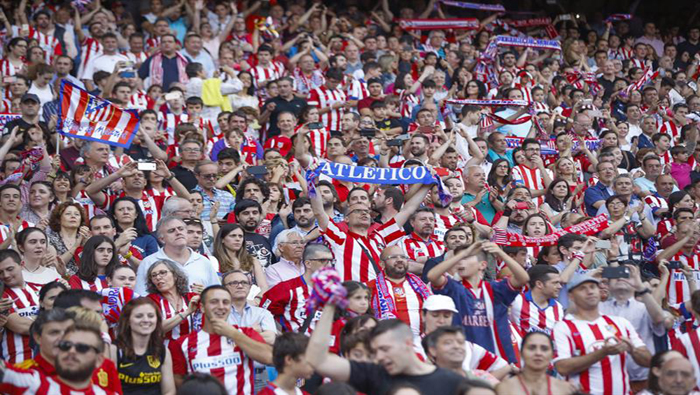 La decisión, emitida por el TAS, prohíbe al Atlético de Madrid inscribir jugadores hasta enero de 2018.