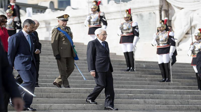 El presidente de Italia, Sergio Mattarella, encabezó el desfile militar en la Vía de los Foros Imperiales, al lado del primer ministro, Paolo Gentiloni, y otros miembros del gobierno.