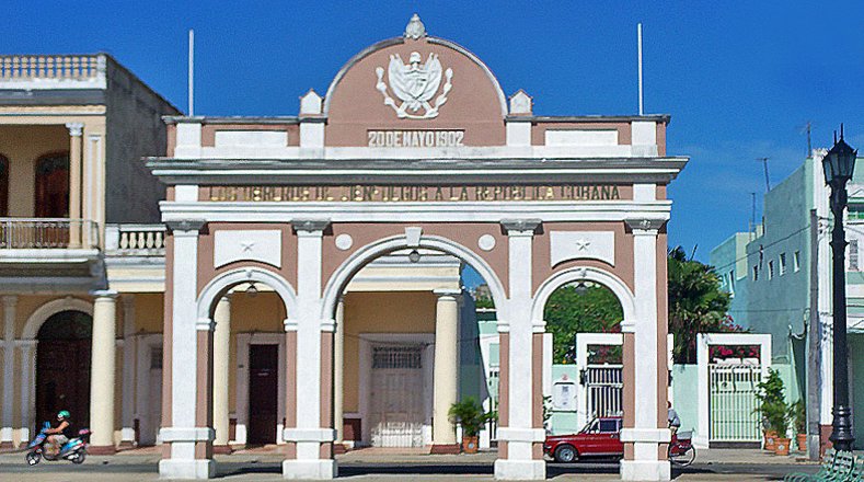 Arco de Triunfo de los obreros de Cienfuegos a la República cubana, único de su tipo en el país, y ubicado en la entrada oeste al parque José Martí. Fue inaugurado el 20 de mayo de 1902.