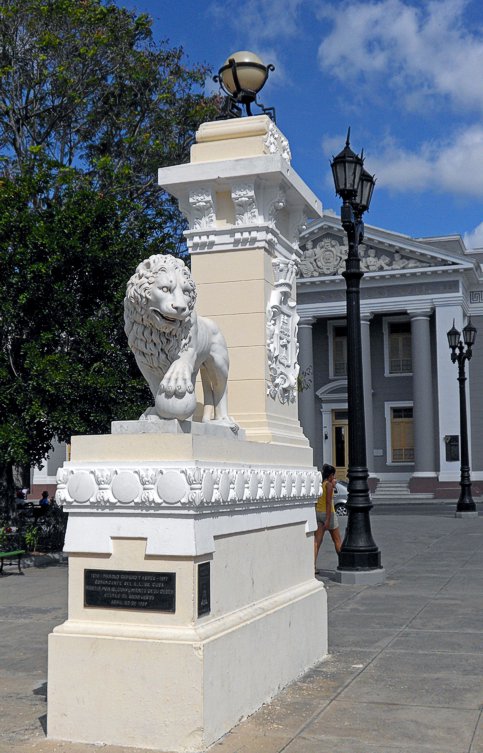 Uno de los dos leones de mármol de Carrara que hoy dan la bienvenida al parque Martí por su entrada este. Fueron adquiridos por Emilio Fernández Cavada en Nueva York (1862), bajo el encargo del gobernador cienfueguero José de la Pezuela.