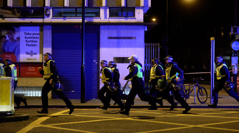 La Policía de Londres atendió otro incidente, desvinculado de los hechos de terrorismo, en el barrio de Vauxhall, del que se desconoce su alcance, si bien se informó que en el mismo se usó un arma blanca, reseñó EFE.