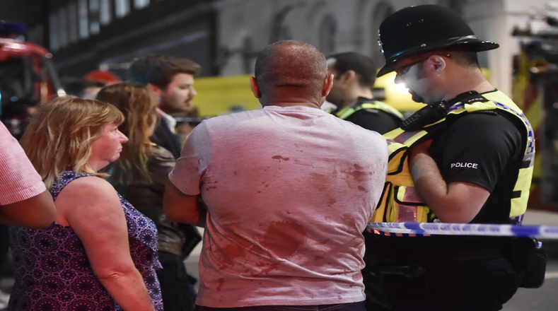 Al menos una persona murió y varias más resultaron heridas este sábado en dos ataques terroristas cometidos en Londres, mientras la Policía Metropolitana (Met) investiga un tercer suceso violento desvinculado de los anteriores.