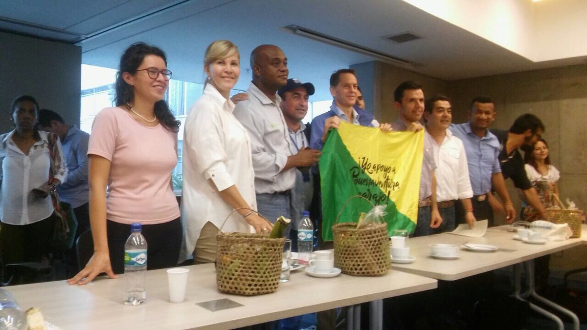 Integrantes del paro cívico de Buenaventura y Gobierno Nacional colombiano firman acuerdo y finaliza protesta.