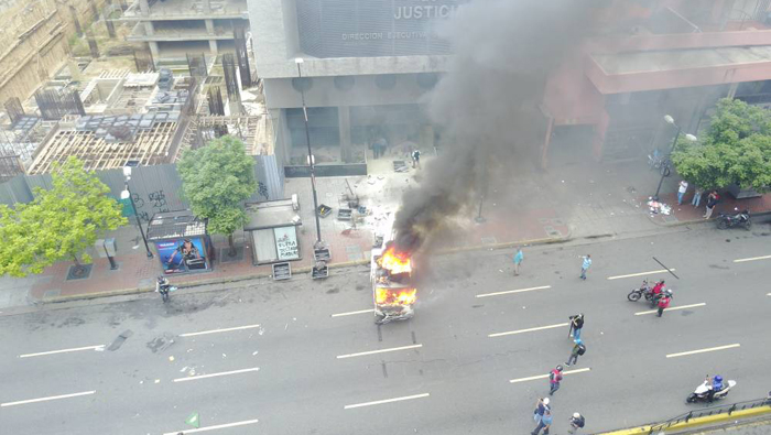 TSJ lamentó el intento de un grupo de ciudadanos de ingresar un camión en llamas a la sede del DEM.