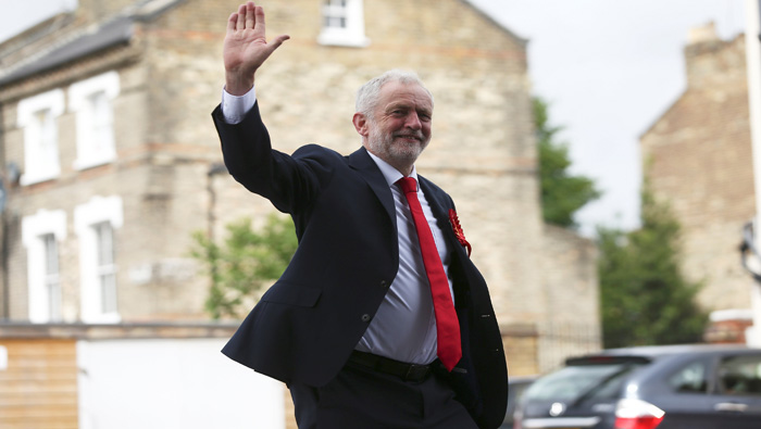 Sonriente, el líder laborista Jeremy Corbyn votó en el barrio londinense de Holloway.