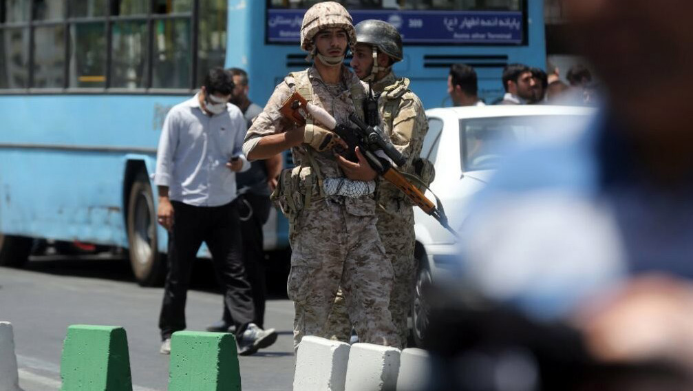 Soldados iraníes vigilan los alrededores del Parlamento después de que un grupo de hombres armados irrumpiera en el edificio y matasen a varias personas.