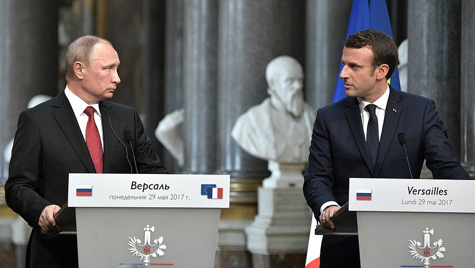 Putin (i) y Macron en una conferencia de prensa conjunta en París.