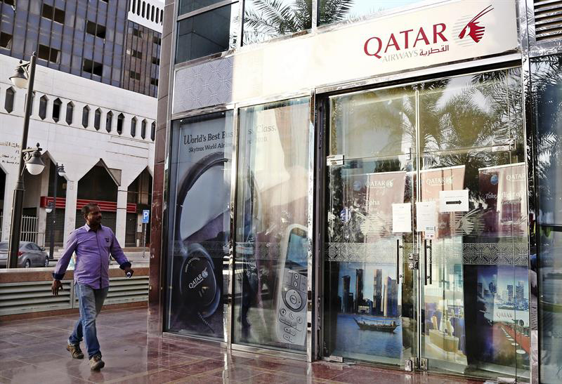 Entre las sanciones impuestas a Qatar por Arabia Saudita, Emiratos Árabes y Bahréin está el bloqueo de su espacio aéreo, además solicitaron que los diplomáticos cataríes abandonen los territorios en 48 horas.