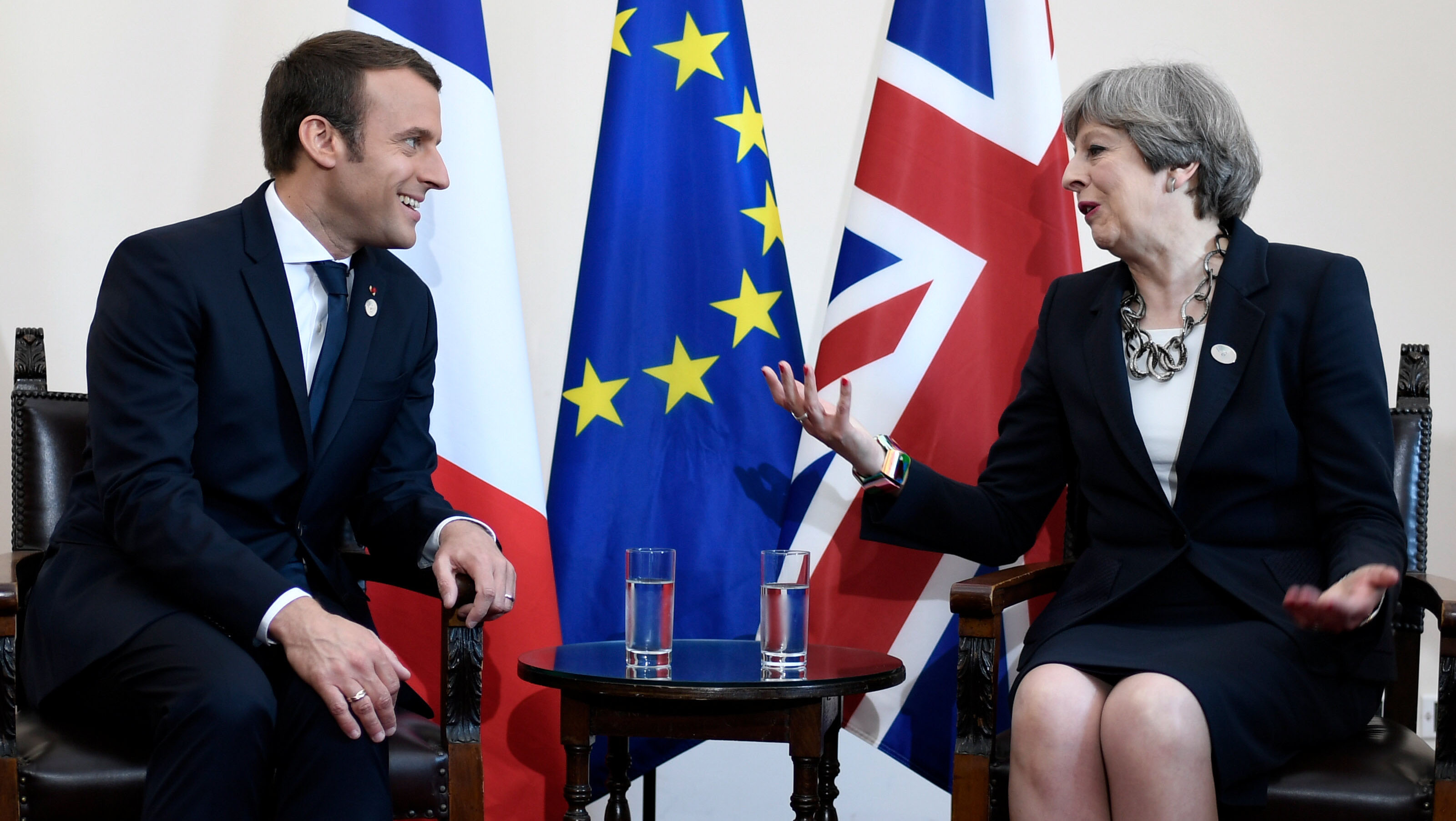 El presidente francés (i) y la primera ministra británica ya dialogaron en Italia.
