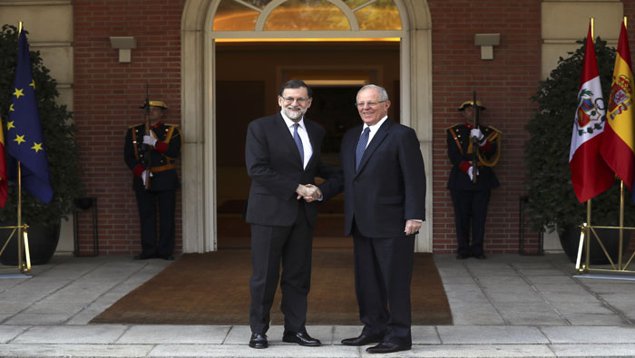 El jefe del Gobierno español (i) recibió a Kuczynski en el Palacio de la Moncloa.