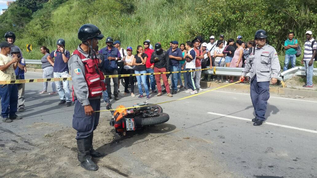 Ambas personas se desplazaban en contraflujo a bordo de una moto, tras desviarse por las barricadas.