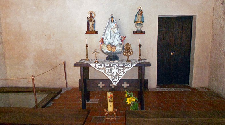 En la antigua capilla, amueblada con rústicos bancos y mesa de madera, se exponen varias imágenes, así como algunos objetos religiosos, como misal, libro de oraciones, crucifijos y candelabros.