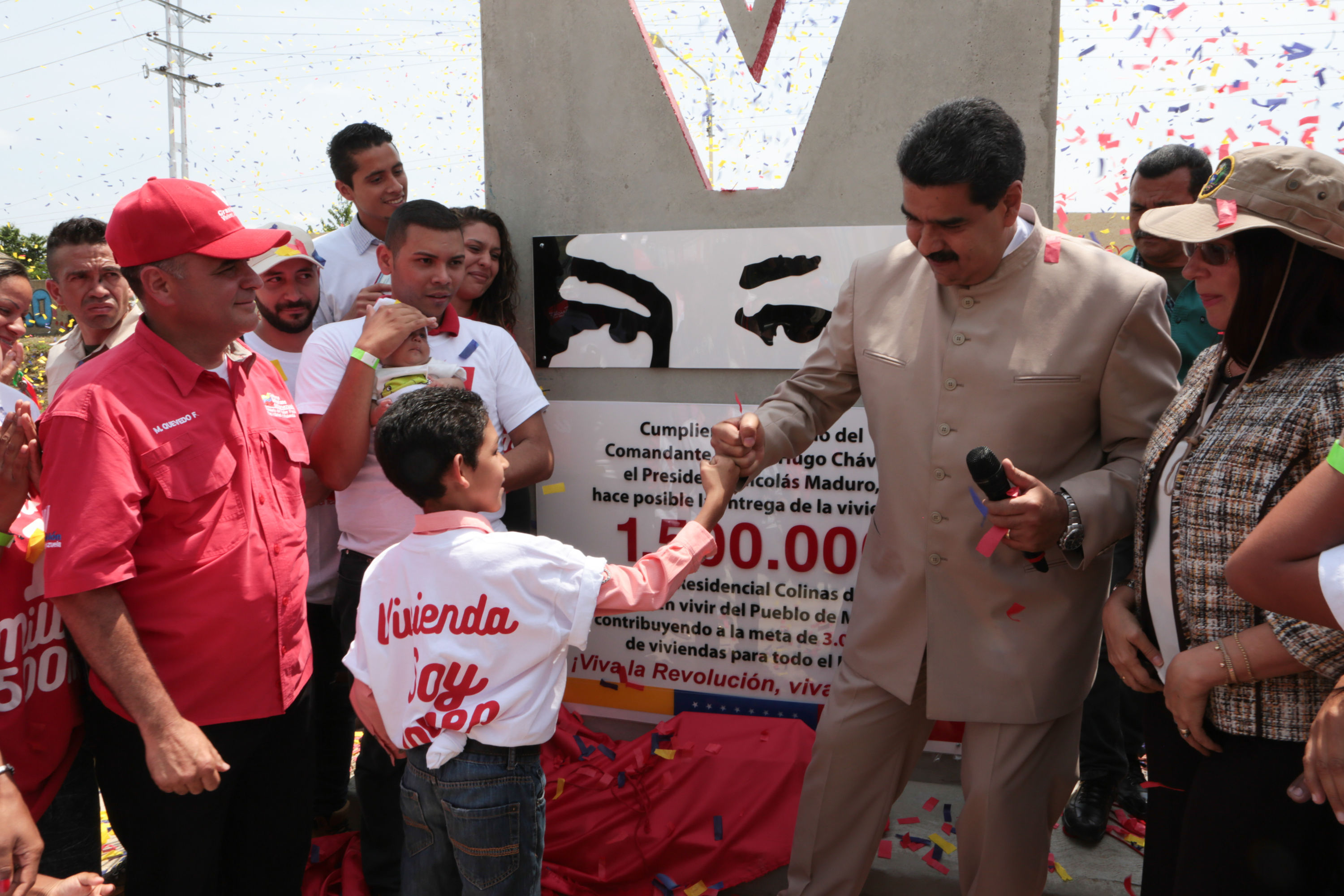 El presidente Nicolás Maduro departe con beneficiados por la Gran Misión Vivienda Venezuela (GMVV), creada en 2011 por iniciativa del líder de la Revolución Bolivariana, Hugo Chávez