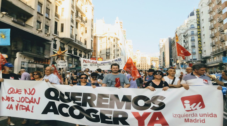Frente a la falta de compromiso del Gobierno español "están los miles de ciudadanos que hoy han salido a la calle para exigir que cumpla con sus compromisos porque hay miles de personas atrapadas en las fronteras", dijo la activista. 