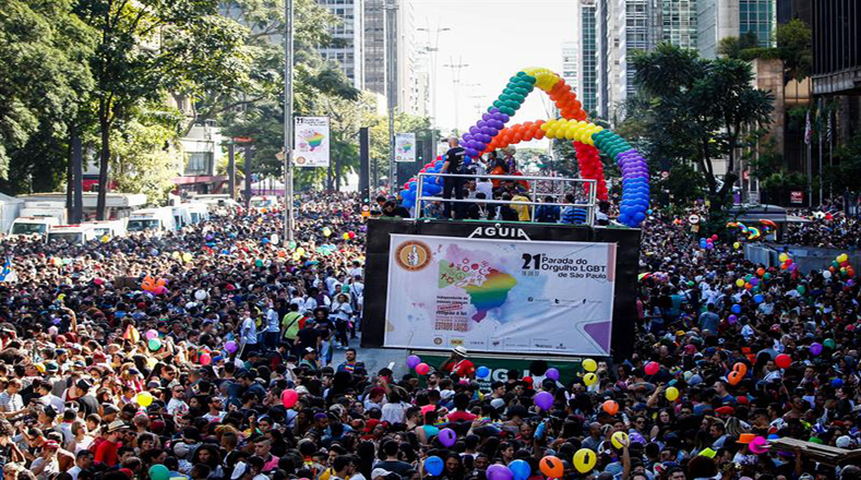 Una multitud se concentró al mediodía este domingo frente al Museo de Arte Moderno de Sao Paulo para dar inicio a la vigésima primera edición del Desfile del Orgullo Gay de la mayor ciudad brasileña.