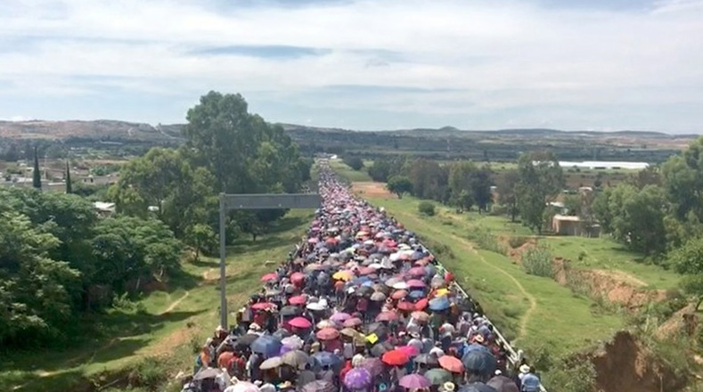 Miles de personas se movilizaron este lunes para exigir justicia.