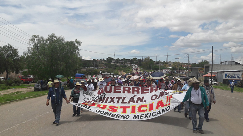 Familiares de los ocho asesinados durante represión policial en Nochixtlan, hace un año, reciben solidaridad del pueblo de Oaxaca, en México.