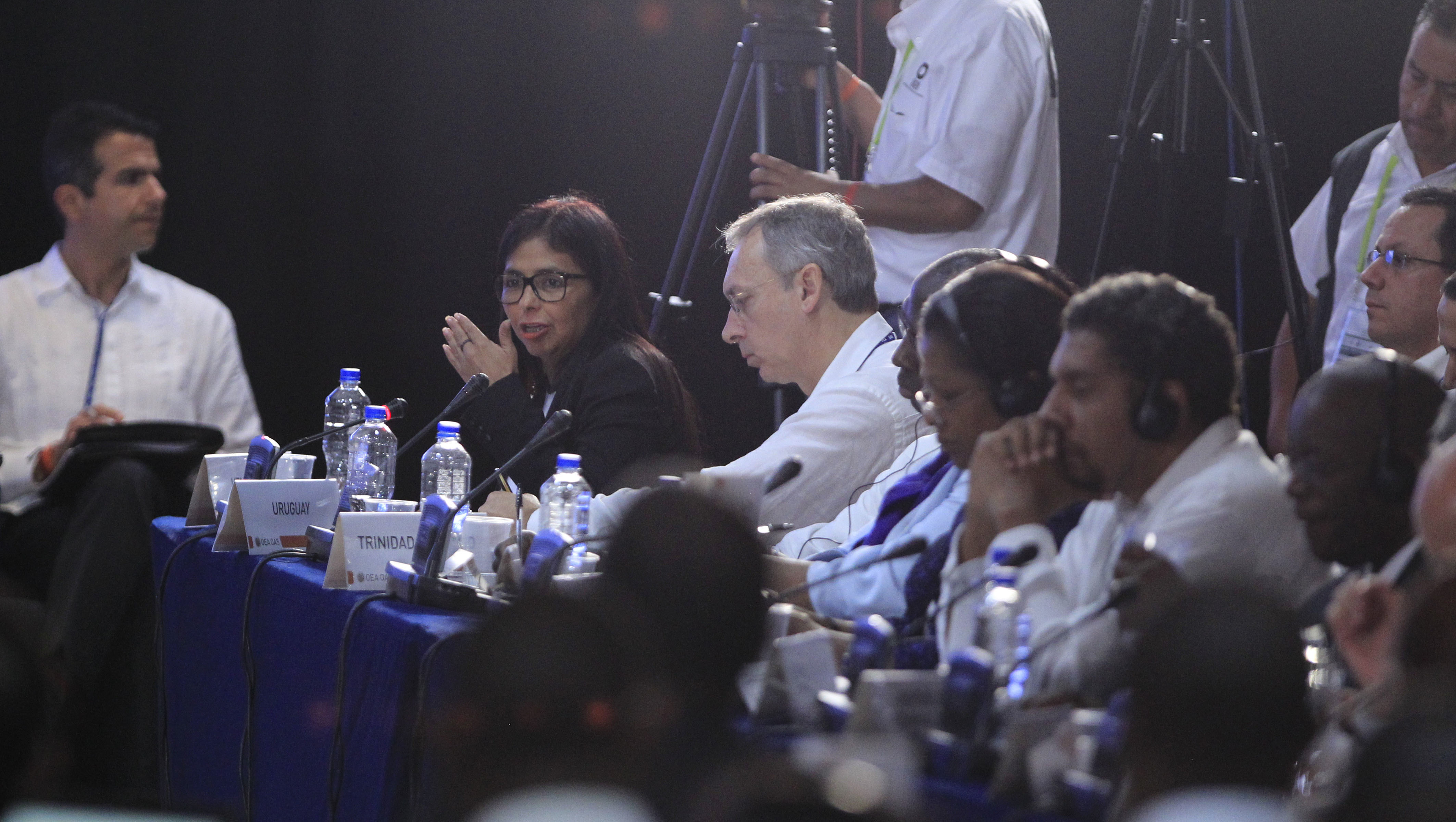 Delcy Rodríguez (2i) habla durante de la 29ª Reunión de Consulta de Ministros de Relaciones Exteriores de la OEA en Cancún (México).