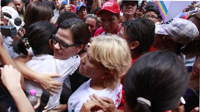 La ministra del Poder Popular para la Mujer e Igualdad de Género, Blanca Eekhout, también acompañó a los movimientos de madres en la concentración, y rechazó el uso de menores de edad como herramienta política para promover crímenes de odio y acciones contra la estabilidad de Venezuela.