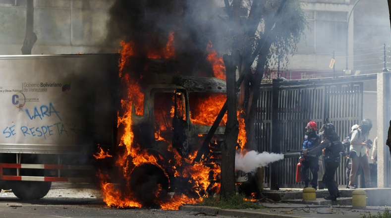 Grupos de choque violentos quemaron este jueves un camión de Corpologística que servía para transportar alimentos en El Rosal, Caracas.